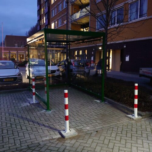 Parkeerpalen rond vast D76mm 11 Onze vaste parkeerpalen met voetplaat, gemonteerd bij een rookabri uit onze Keulen-serie